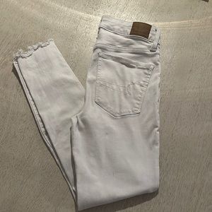 American eagle white skinny jeans - size 4